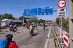 aussteigen-06-Radeln-auf-der-Autobahn-A661-22-10x13s