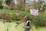 Schloßteich-Seeheim-Tino-in-der-Wathose-Foto-Silas-04-10x13s