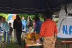 Tag-der-Artenvielfalt-07-NABU-Infostand-im-Regen-10x17s