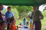 Tag-der-Artenvielfalt-13-NABU-Infostand-im-Regen-10x15s