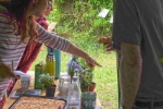 Tag-der-Artenvielfalt-18-NABU-Infostand-im-Regen-10x15s