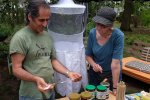 Honigfest-im-Lernort-Natur-12-Mahmoud-am-NABU-Stand-10x14s