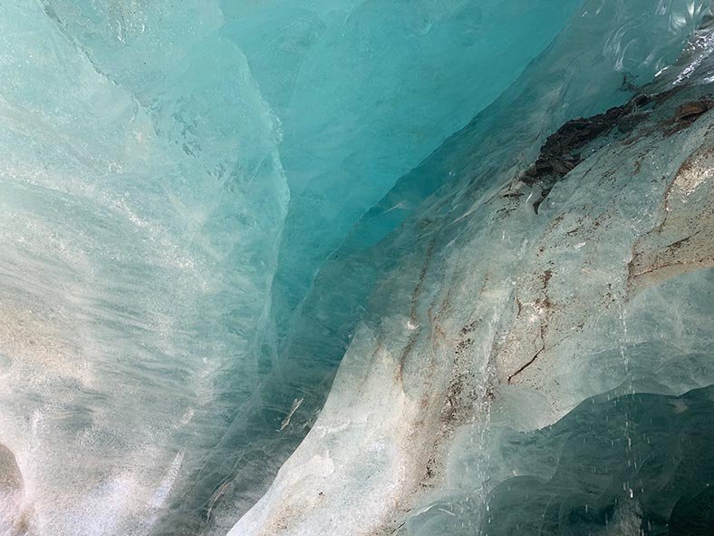 05-Im-Inneren-des-Gletschermundlochs-09-Foto-Silas-10x13s