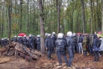 Polizeikette an der Abbruchkante 1 10x23s