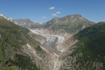 04 Der Große Aletschgletscher, gut zu erkennen sind die fast vegetationslosen Gebiete oberhalb des Gletschers, sie markieren den ehemaligen Gletscherstand.