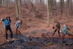 NAJU-Gruppe entschlammt den Salamanderteich 02