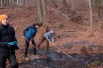NAJU-Gruppe entschlammt den Salamanderteich 03
