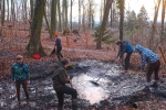 NAJU-Gruppe entschlammt den Salamanderteich 04
