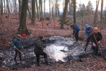 NAJU-Gruppe entschlammt den Salamanderteich 05