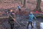 NAJU-Gruppe entschlammt den Salamanderteich 06