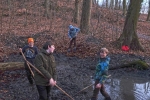 NAJU-Gruppe entschlammt den Salamanderteich 12