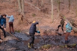 NAJU-Gruppe entschlammt den Salamanderteich 10