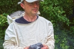 Tino in NABU und Imkertracht 1 10x13s