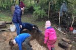 Aktionstag-Wühlmausgarten-Hirschkäferwiege-anlegen-04-Foto-Rita-Koch-10x13s