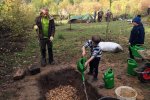 Aktionstag-Wühlmausgarten-Hirschkäferwiege-anlegen-05-Foto-Rita-Koch-10x13s