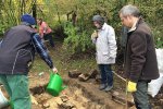 Aktionstag-Wühlmausgarten-Hirschkäferwiege-anlegen-11-Foto-Rita-Koch-10x13s