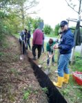 Freiwillige Helfer bauen mit dem NABU Ersatzgewässer für seltene Amphibien