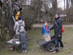 Junge Naturschützer hängen selbst gebaute Nistkästen am Malchener Blütenhang auf I